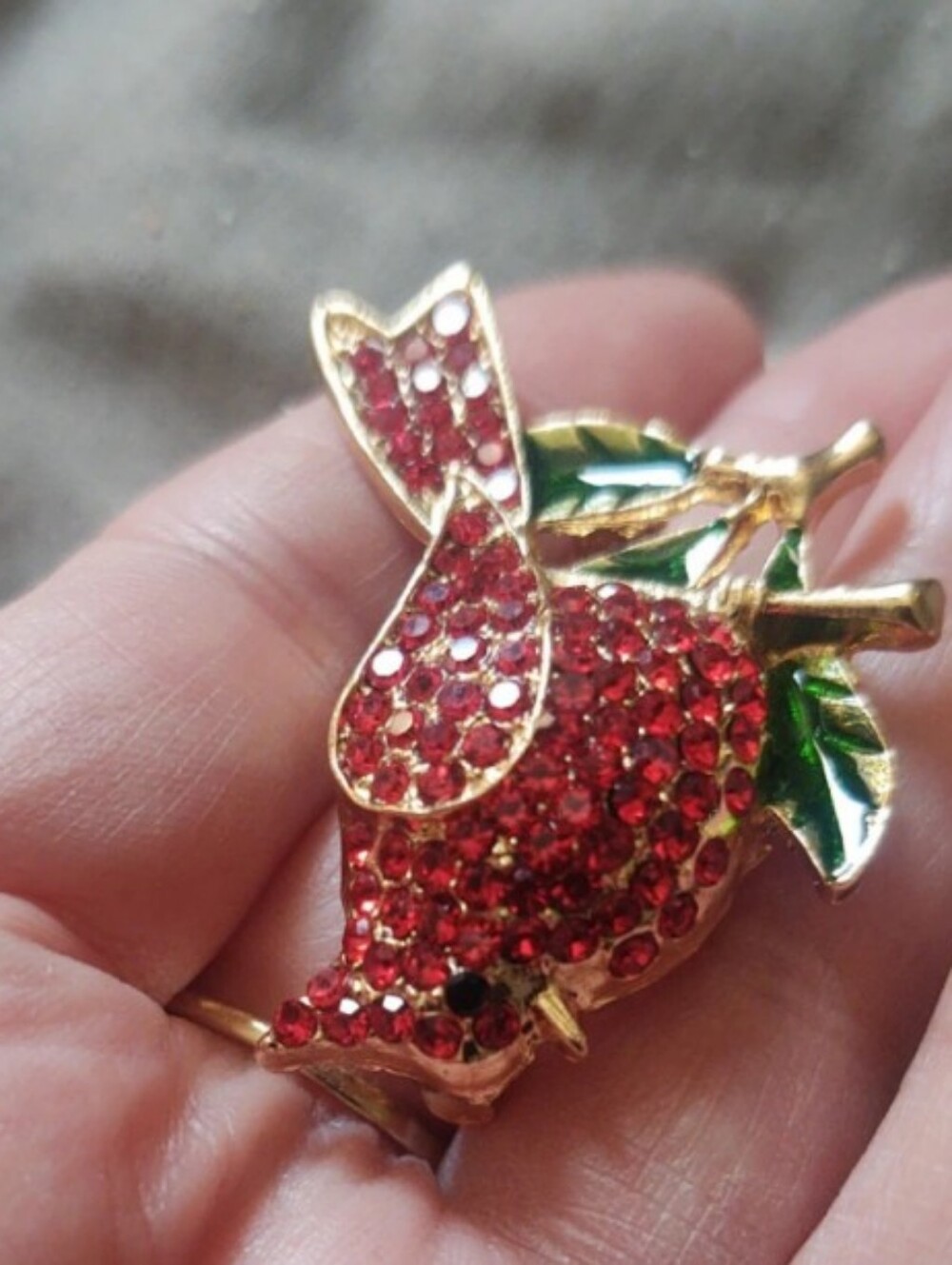 Red Crystal Cardinal Brooch - Picture 4 of 4